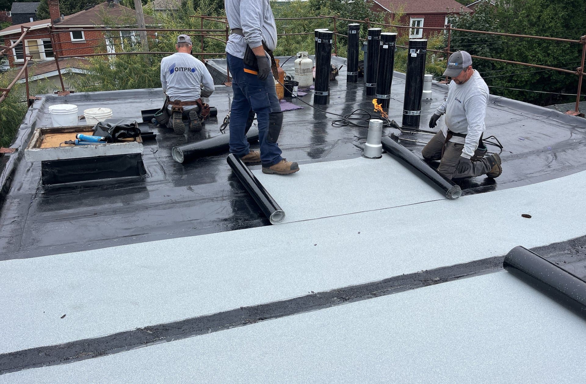 Équipe TOITPRO en action - pose de membrane élastomère